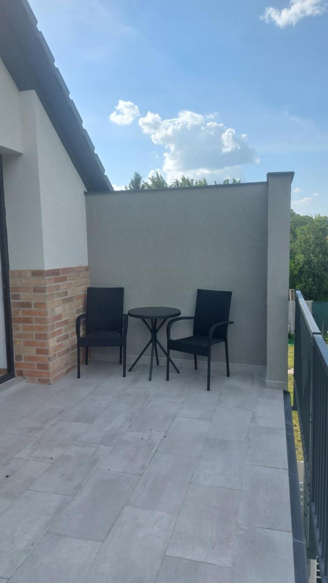 Riverside Apartmanhaz *