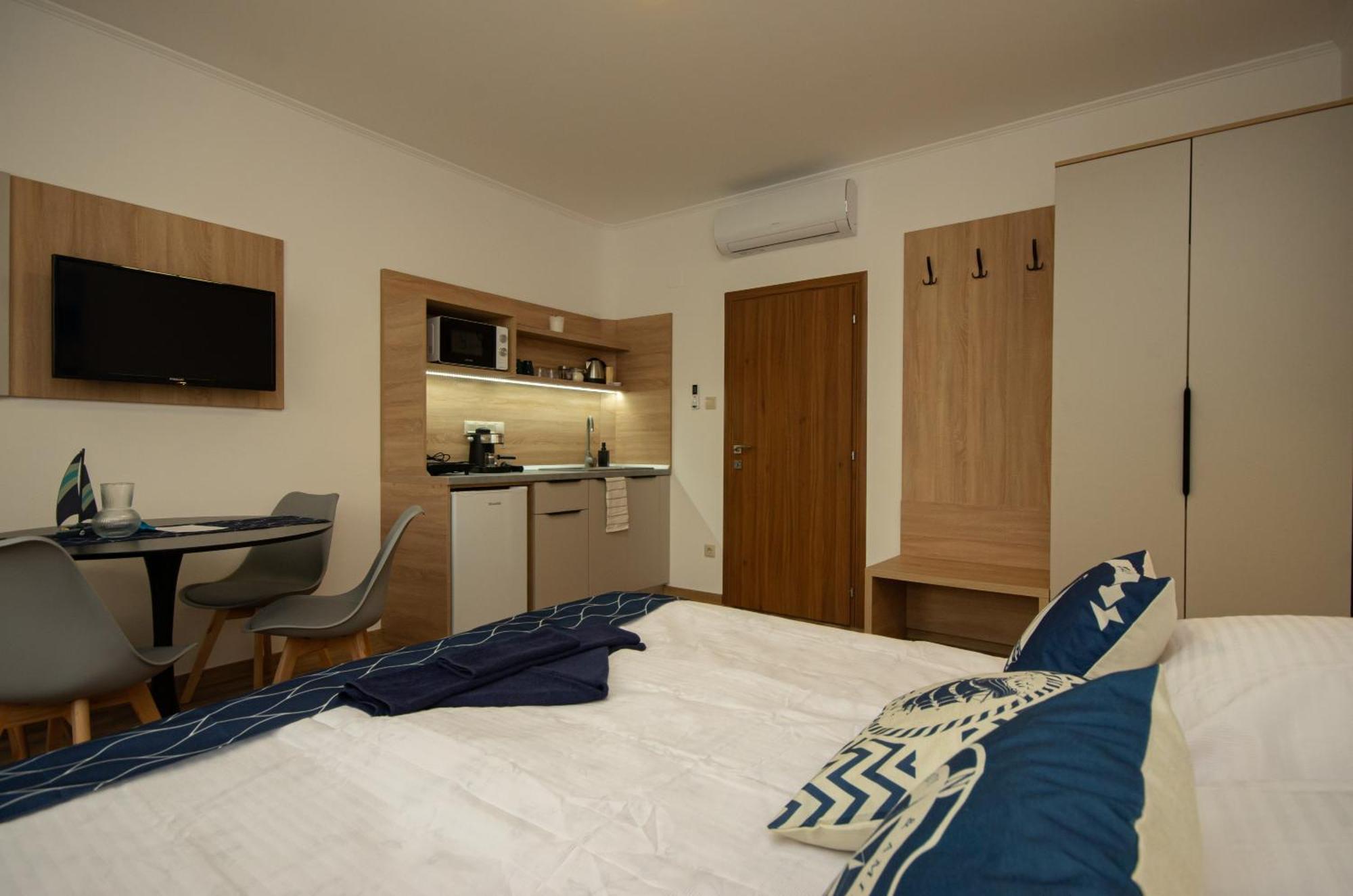 Riverside Apartmanhaz * Jula